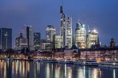 Die Frankfurter Hochhäuser, mit dem Turm der Comemrzbank in der Mitte, sind am Morgen teils hell beleuchtet. (Zu dpa "Bankaktien unter Druck: Krise von US-Geldhaus erschüttert Finanzmarkt") +++ dpa-Bildfunk +++