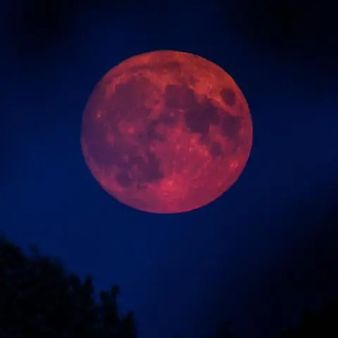 Rot leuchtend geht der Mond auf. (Archivbild)