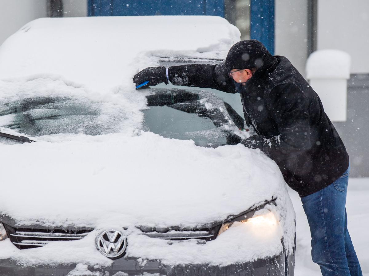 Frost und Eis auf dem Auto Windschutzscheibe im Januar
