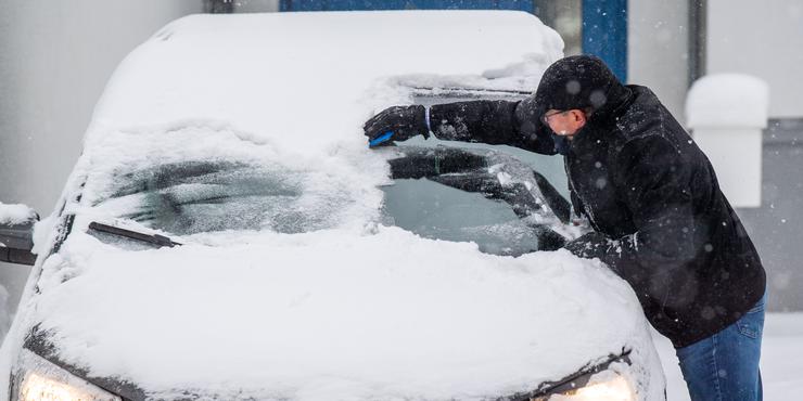 Eiskratzen im Winter: Tricks für eisfreie Autoscheiben