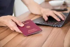 Ob Personalausweis oder Reisepass: Wer kurz vor Reisestart merkt, dass die Dokumente abgelaufen sind, kommt ziemlich ins Schwitzen. Das könnt ihr tun. (Symbolbild)